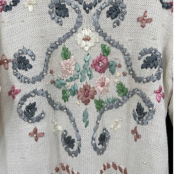 Colleen’s Collection Embroidered Sweater - Picture 2 of 11
